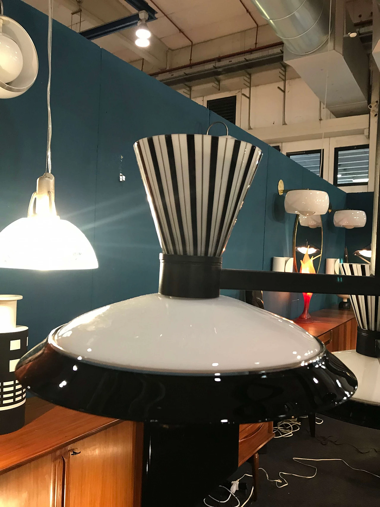 Lampadario in metallo e vetro di Murano, bianco e nero, anni '70 1075150