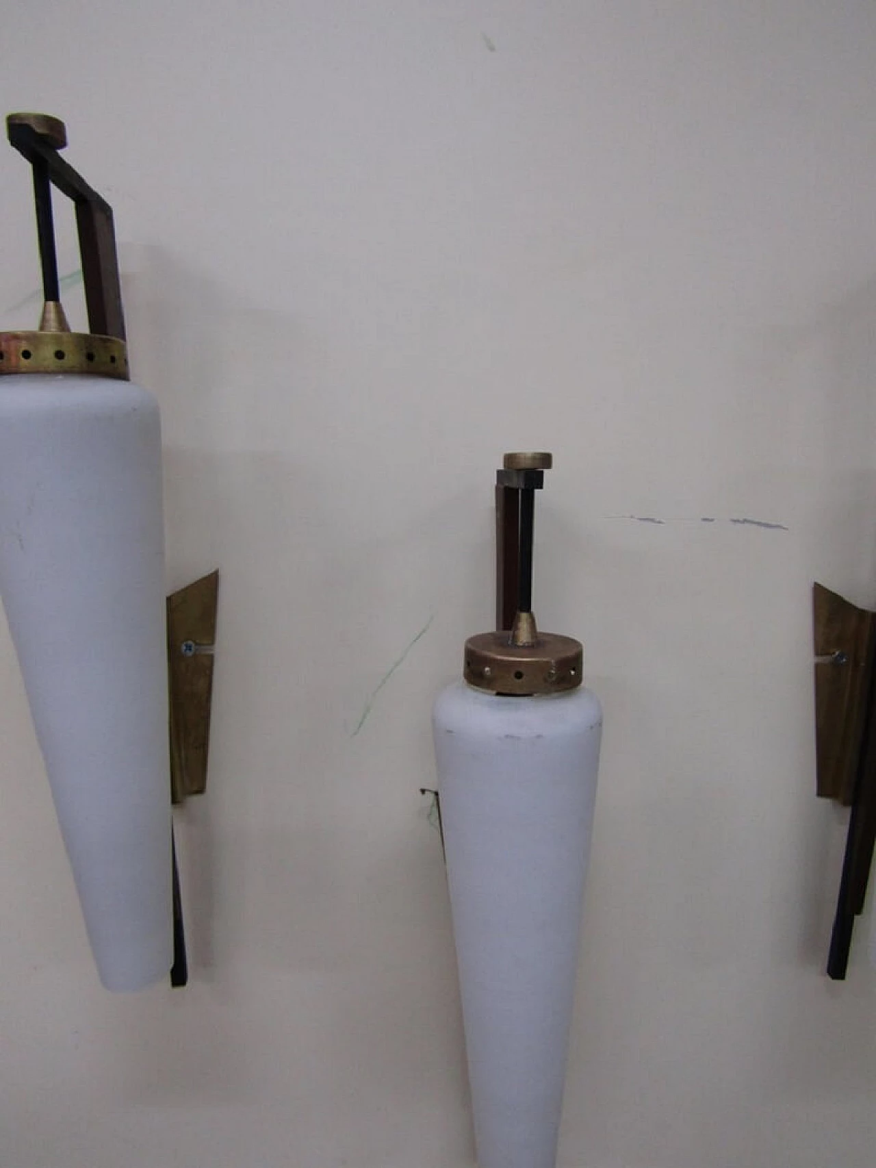 3 lampade da parete, Stilnovo, metallo, legno e vetro satinato, anni '50 1075753