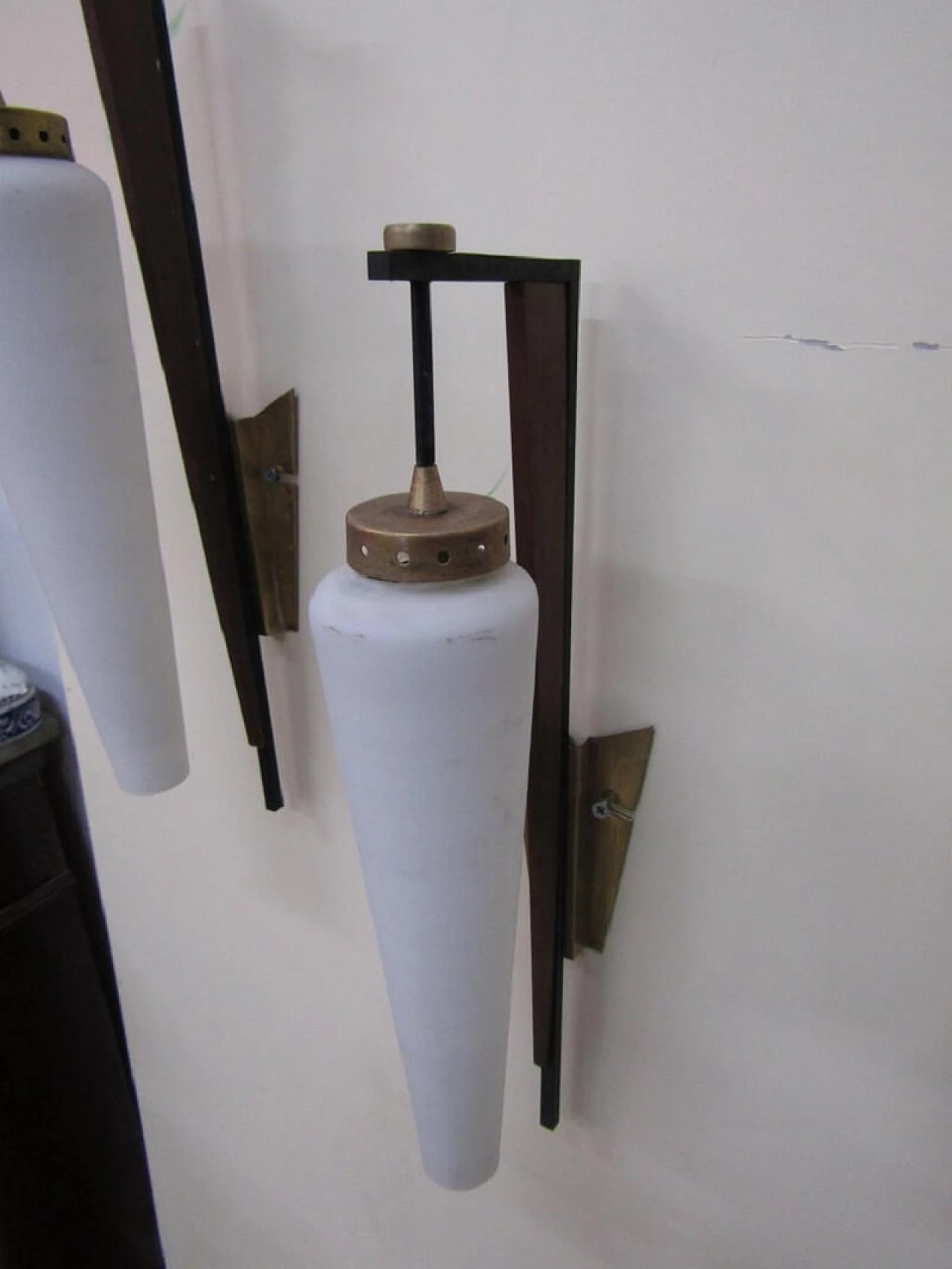 3 lampade da parete, Stilnovo, metallo, legno e vetro satinato, anni '50 1075755