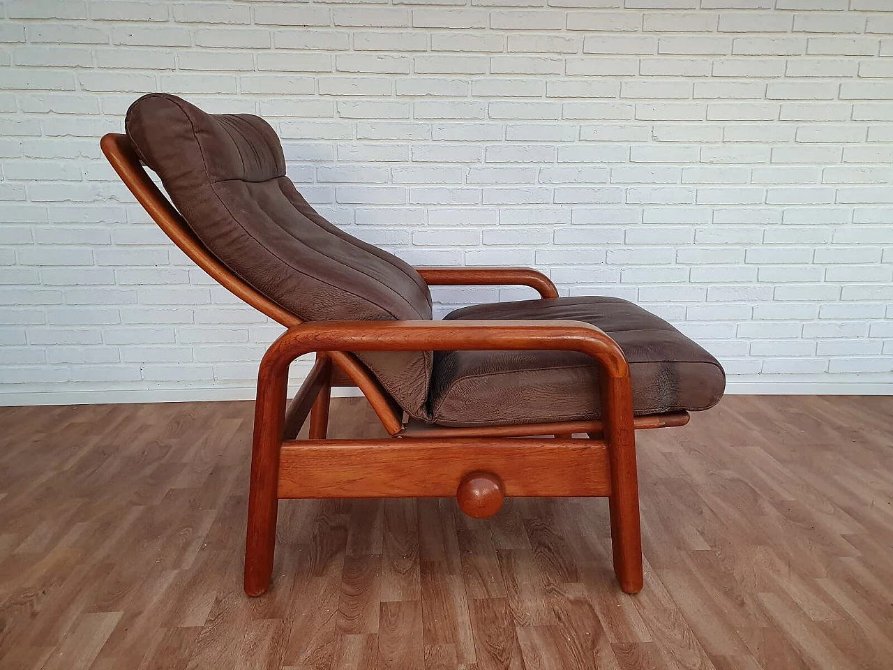 Danish adjustable armchair, HS Design, leather and teak, 80s 1076351