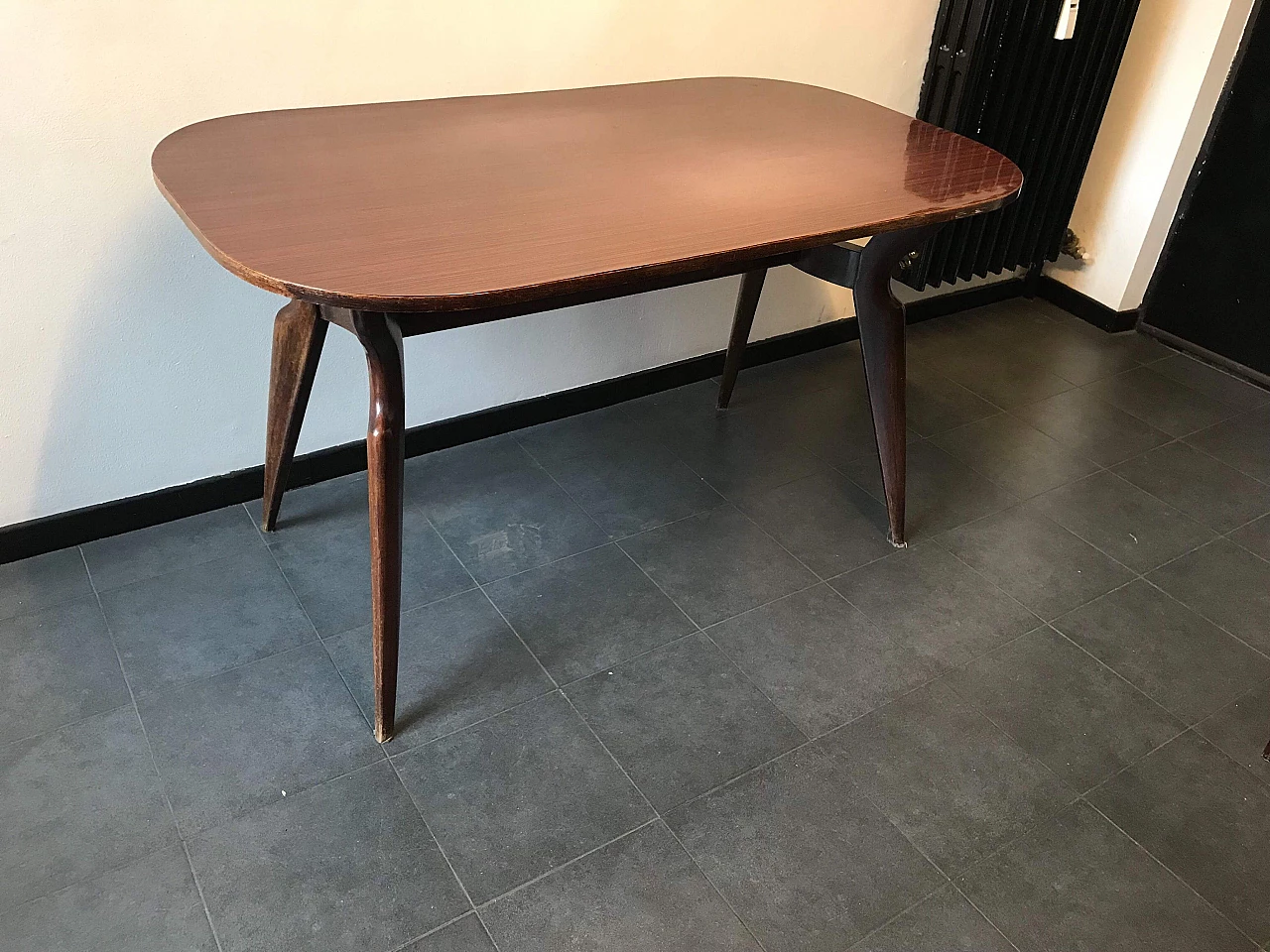 Tavolo in legno con piano in laminato, anni '50 1076477