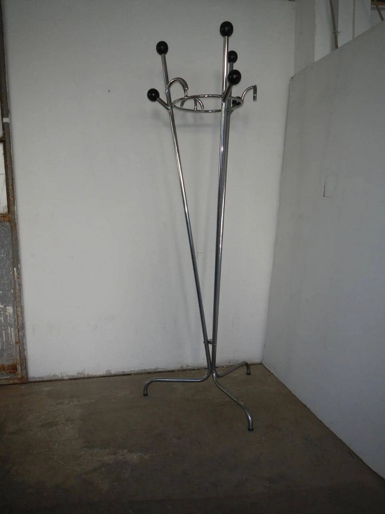 Appendi abiti in tubo di alluminio con pomelli in bachelite, anni '50 1076829