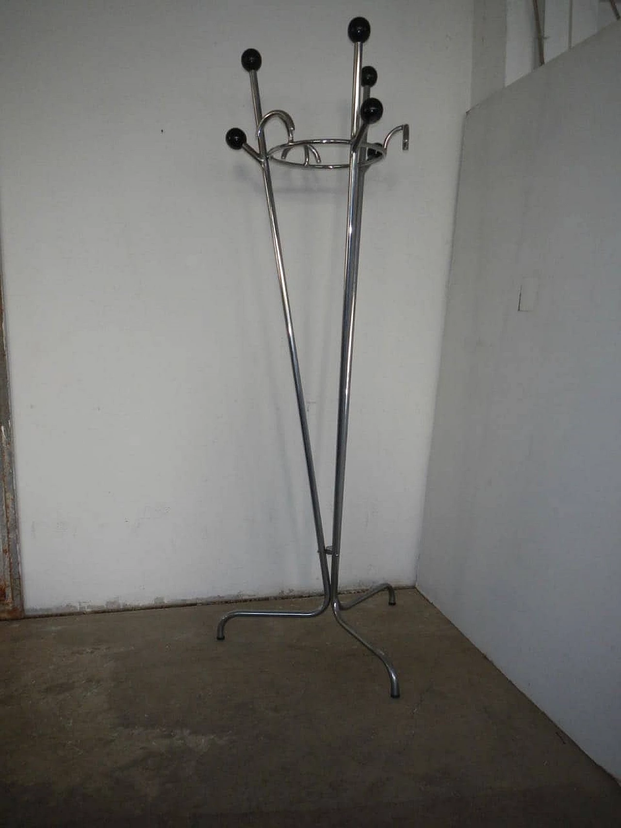 Appendi abiti in tubo di alluminio con pomelli in bachelite, anni '50 1076830