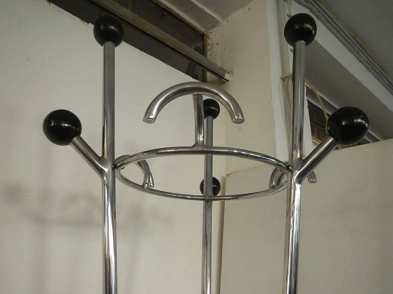 Appendi abiti in tubo di alluminio con pomelli in bachelite, anni '50 1076831