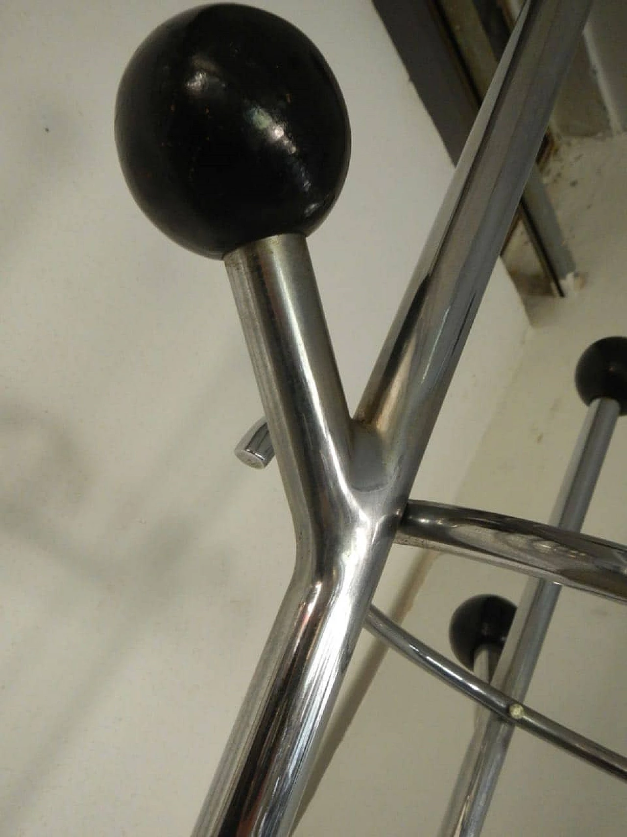 Appendi abiti in tubo di alluminio con pomelli in bachelite, anni '50 1076832