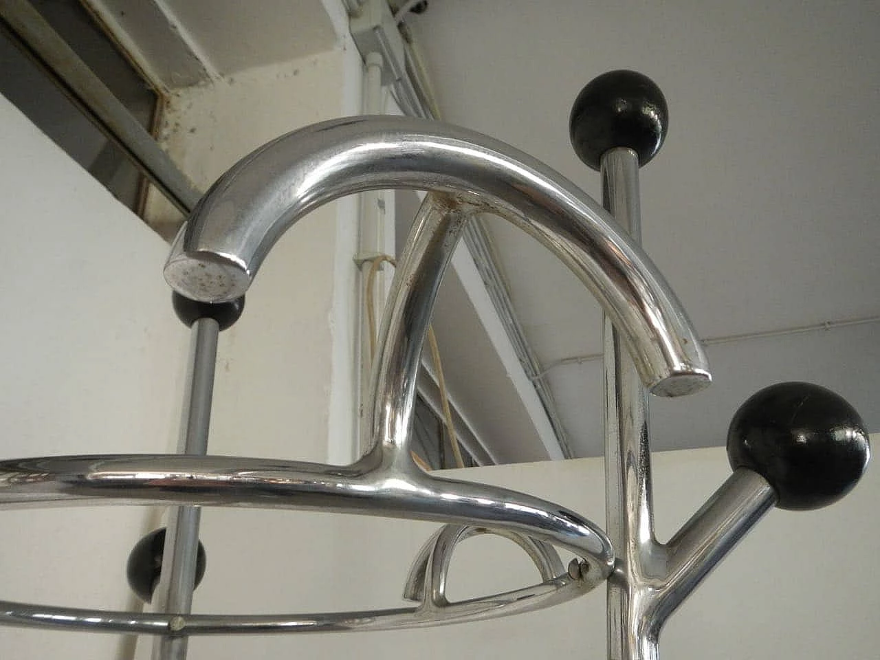 Appendi abiti in tubo di alluminio con pomelli in bachelite, anni '50 1076833