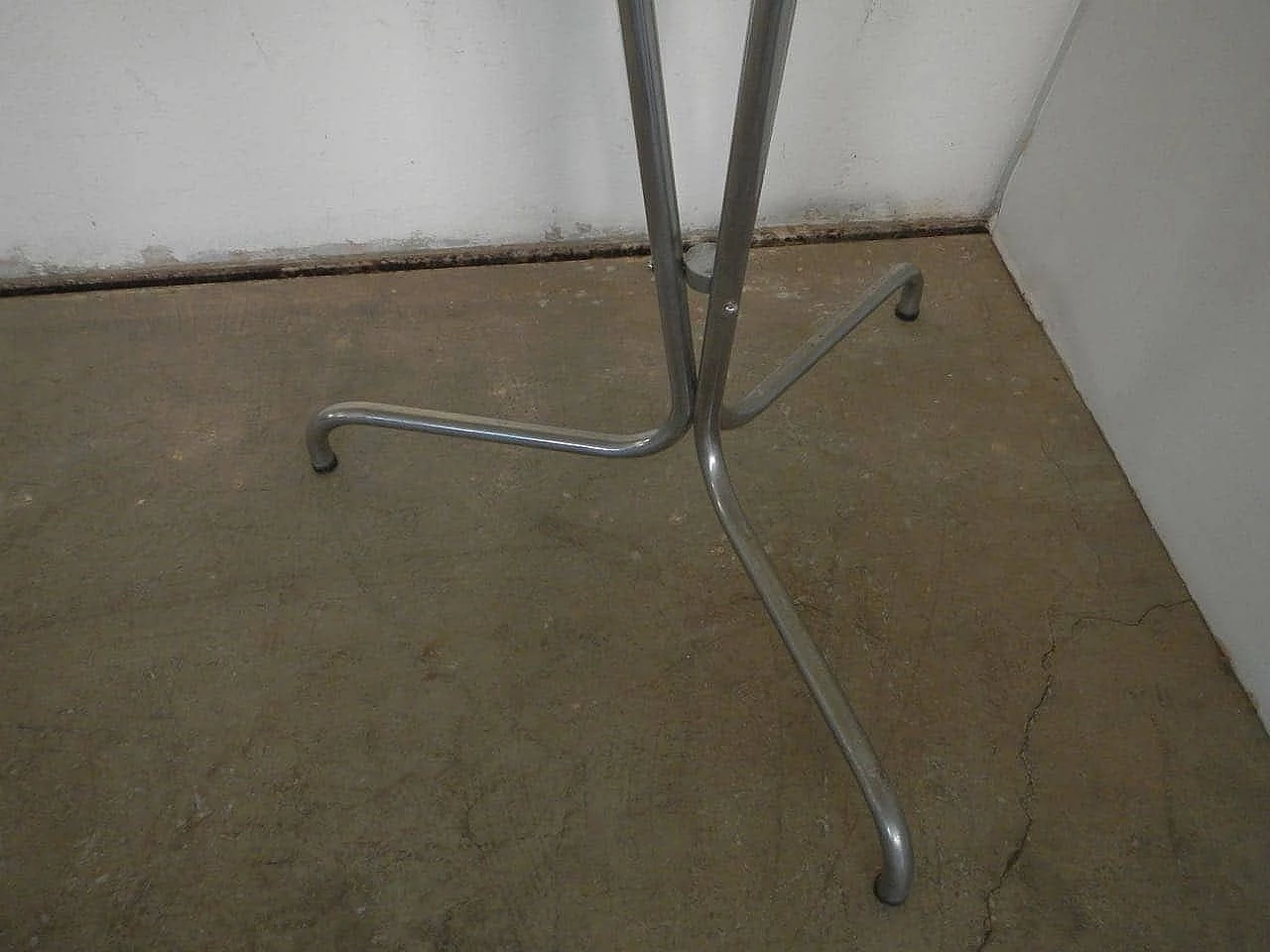 Appendi abiti in tubo di alluminio con pomelli in bachelite, anni '50 1076835