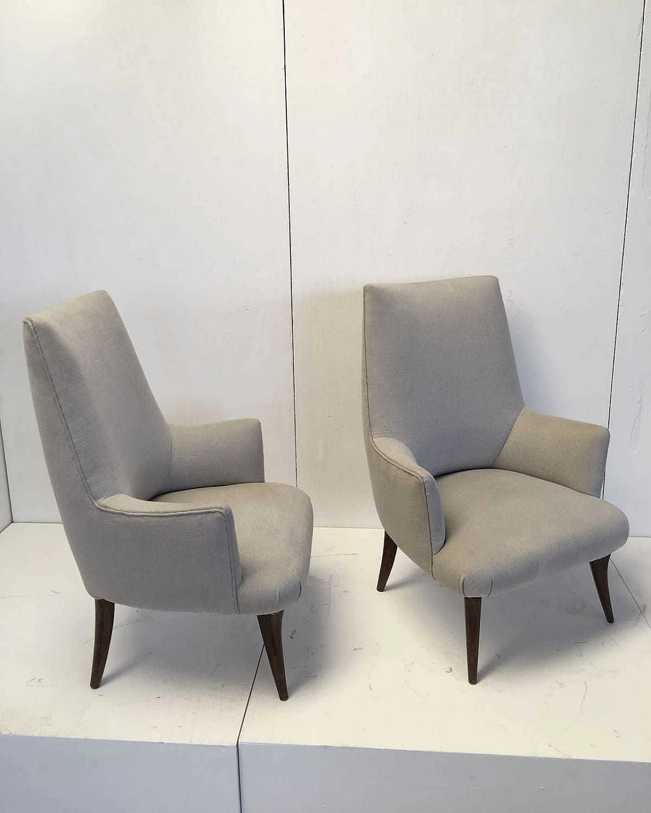 Coppia di poltroncine color tortora 2