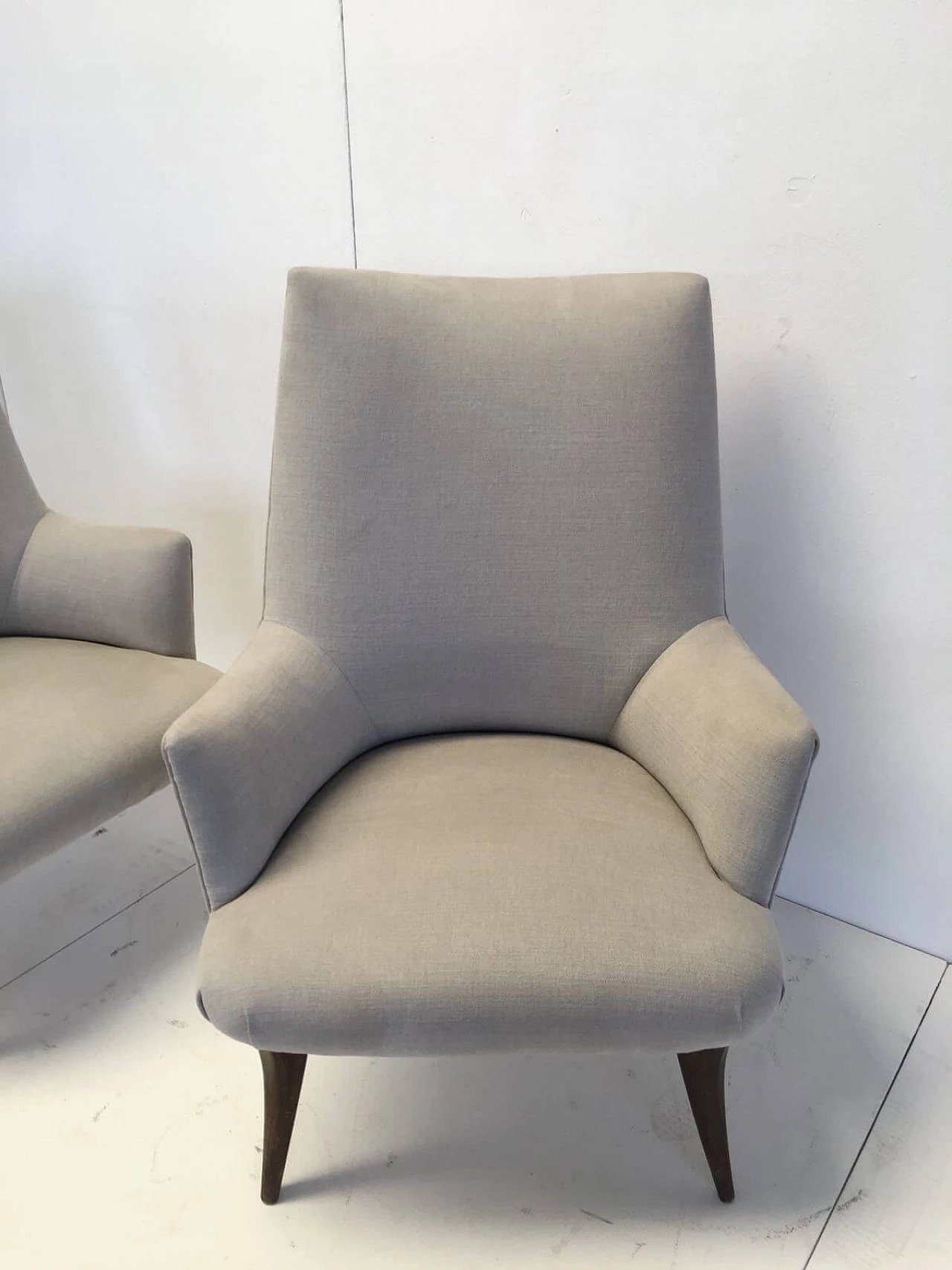 Coppia di poltroncine color tortora 4