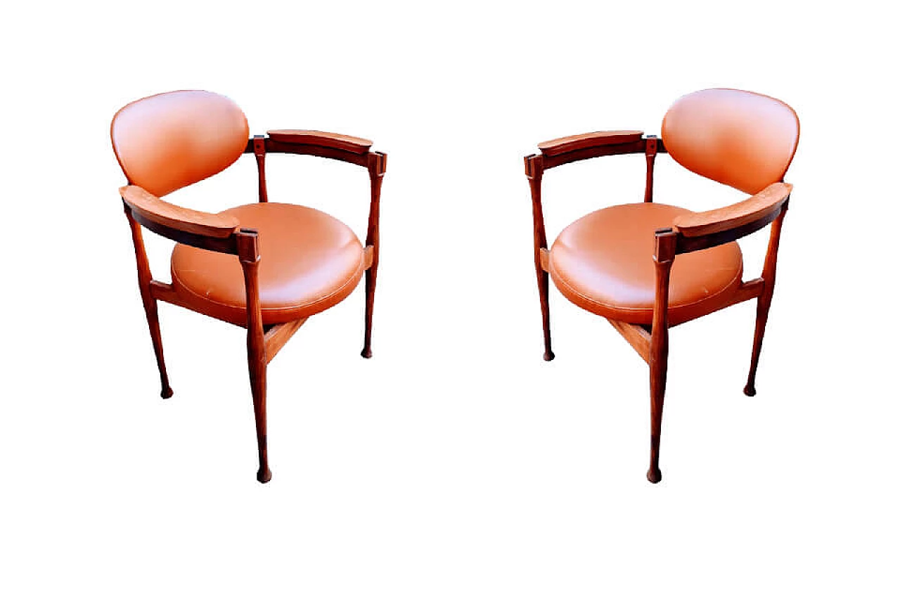 Coppia di sedie o poltroncine marroni, anni '50 1043761