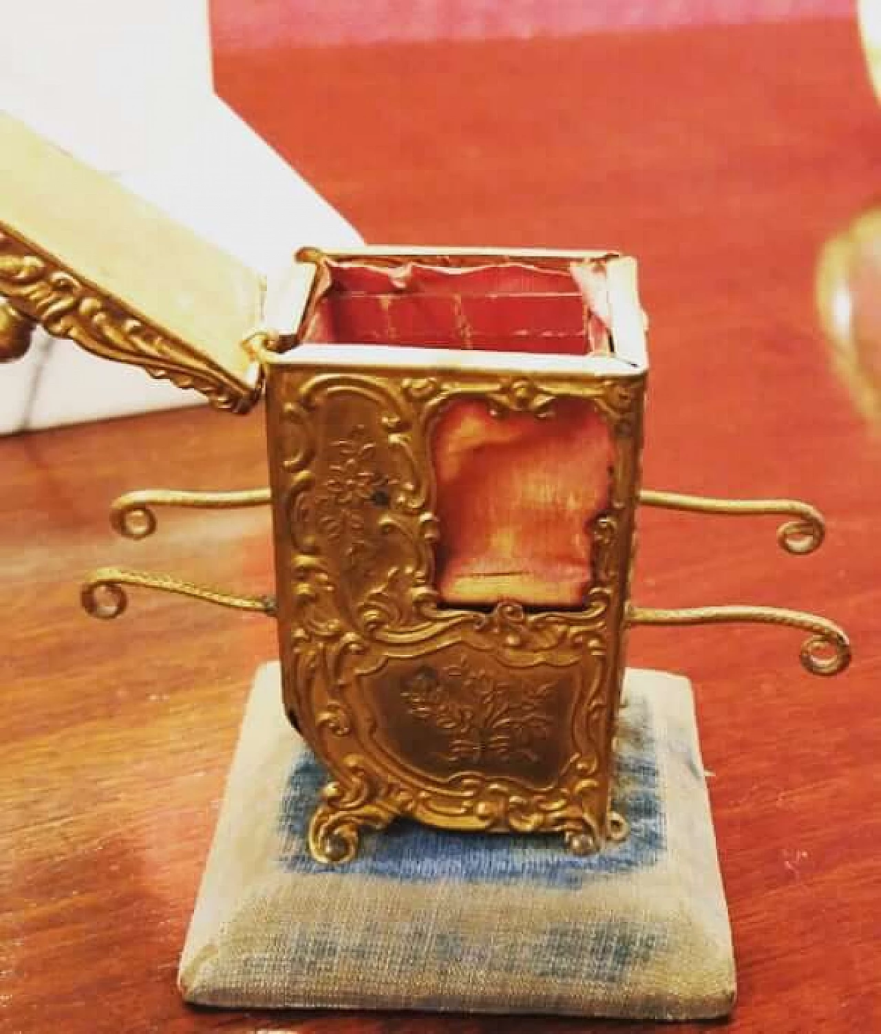Small Italian box in brass in the shape of a sedan chair 1078454
