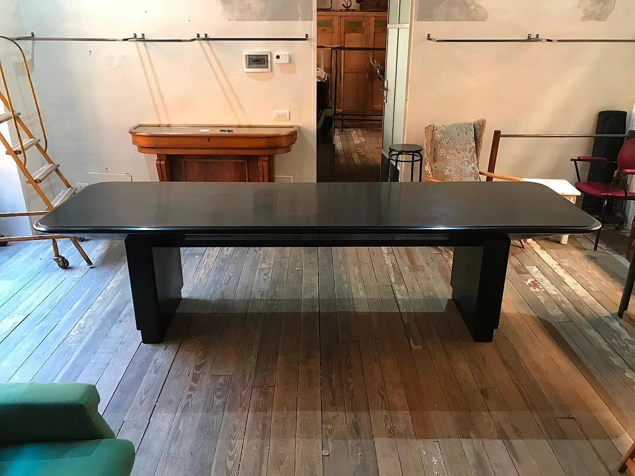 Grande tavolo in legno laccato nero, anni '70  2