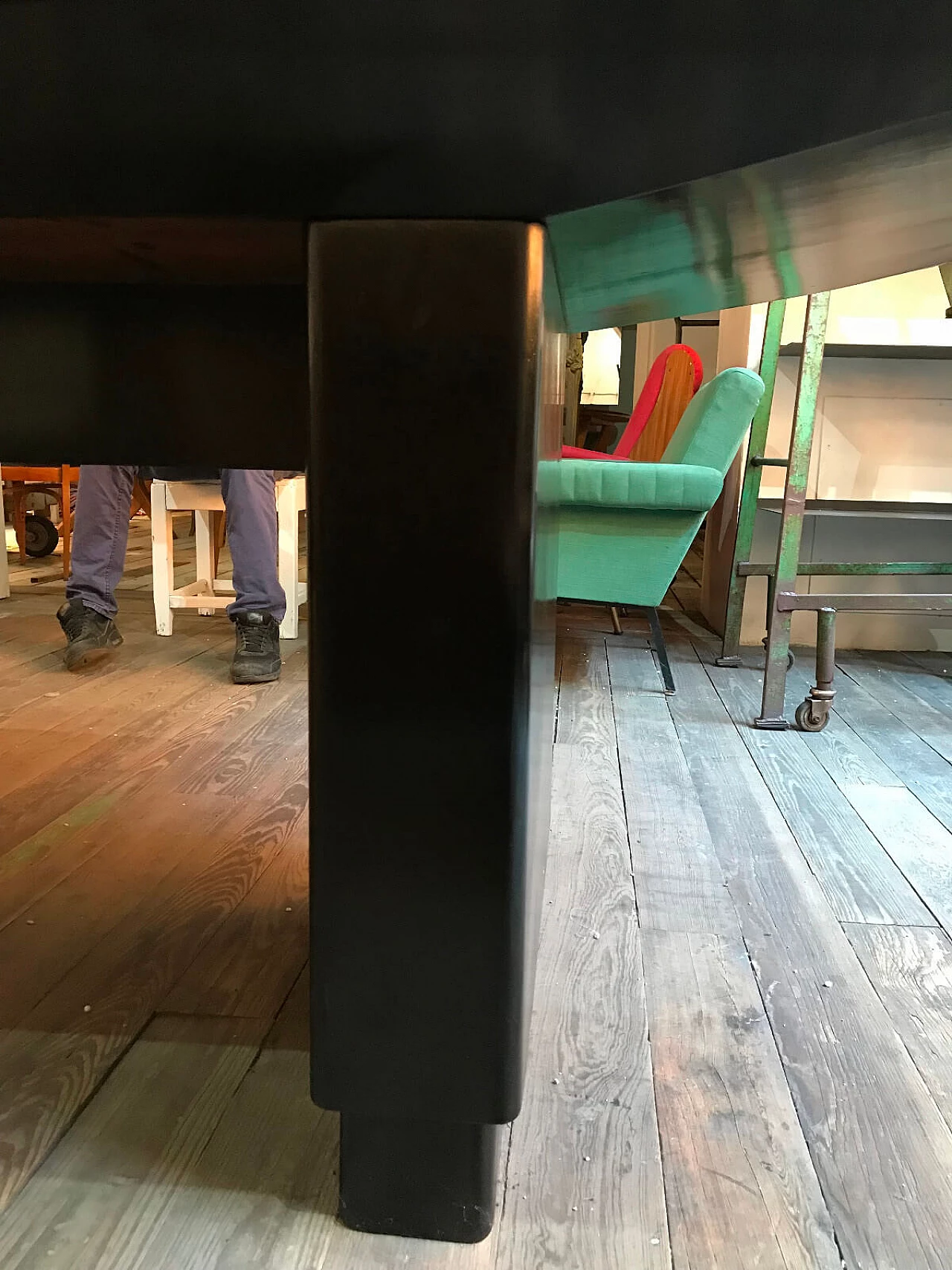 Grande tavolo in legno laccato nero, anni '70  5