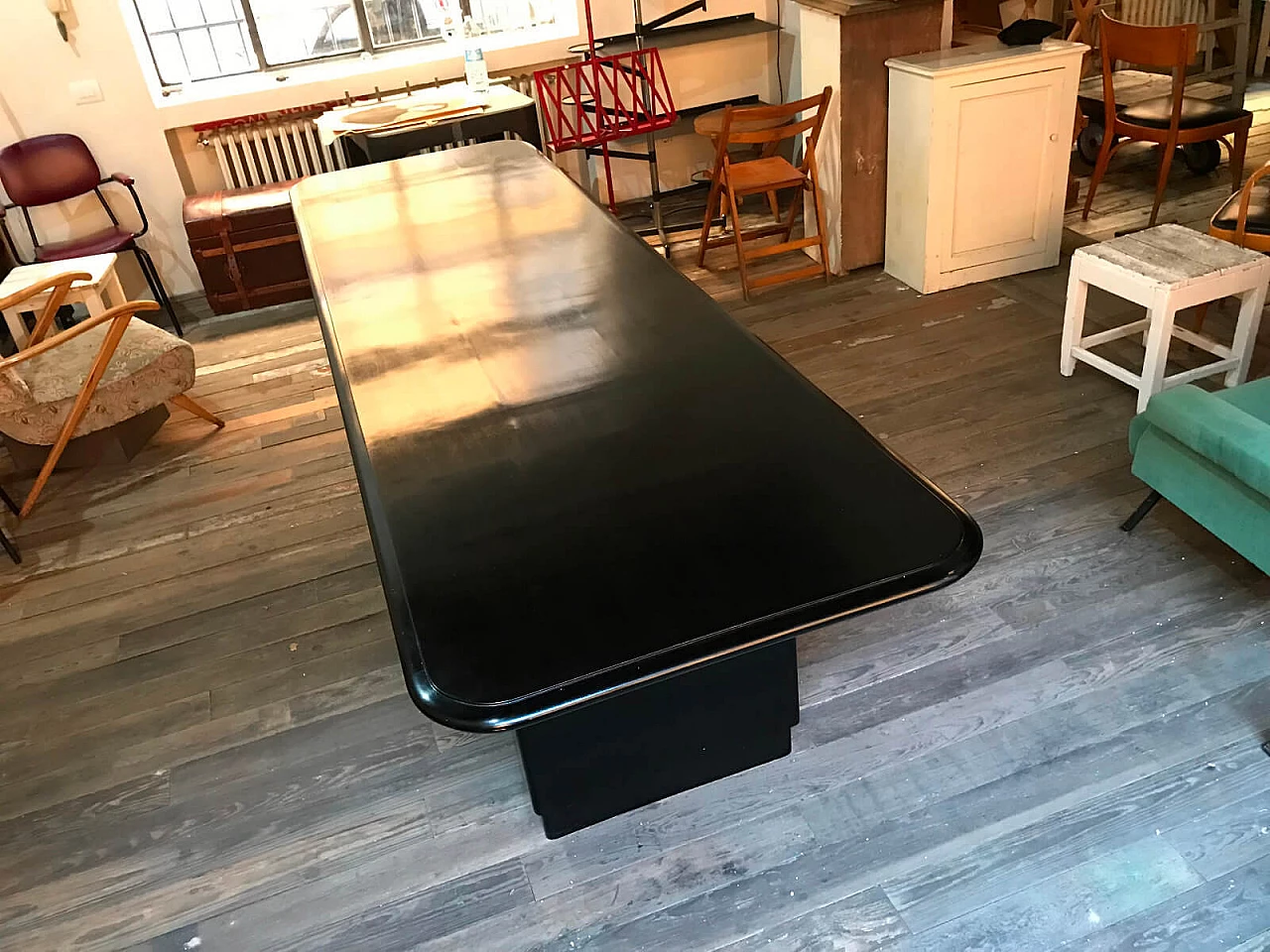 Grande tavolo in legno laccato nero, anni '70  3