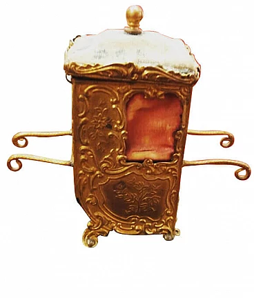 Small Italian box in brass in the shape of a sedan chair