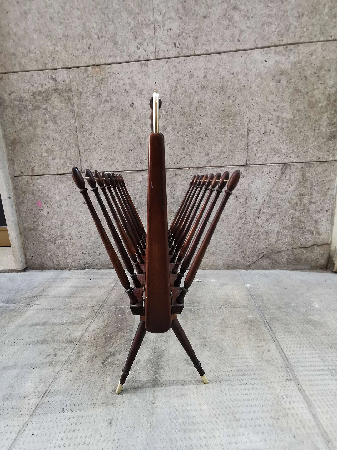 Magazine rack in rosewood and brass, Cesare Lacca, 1950s 1079636