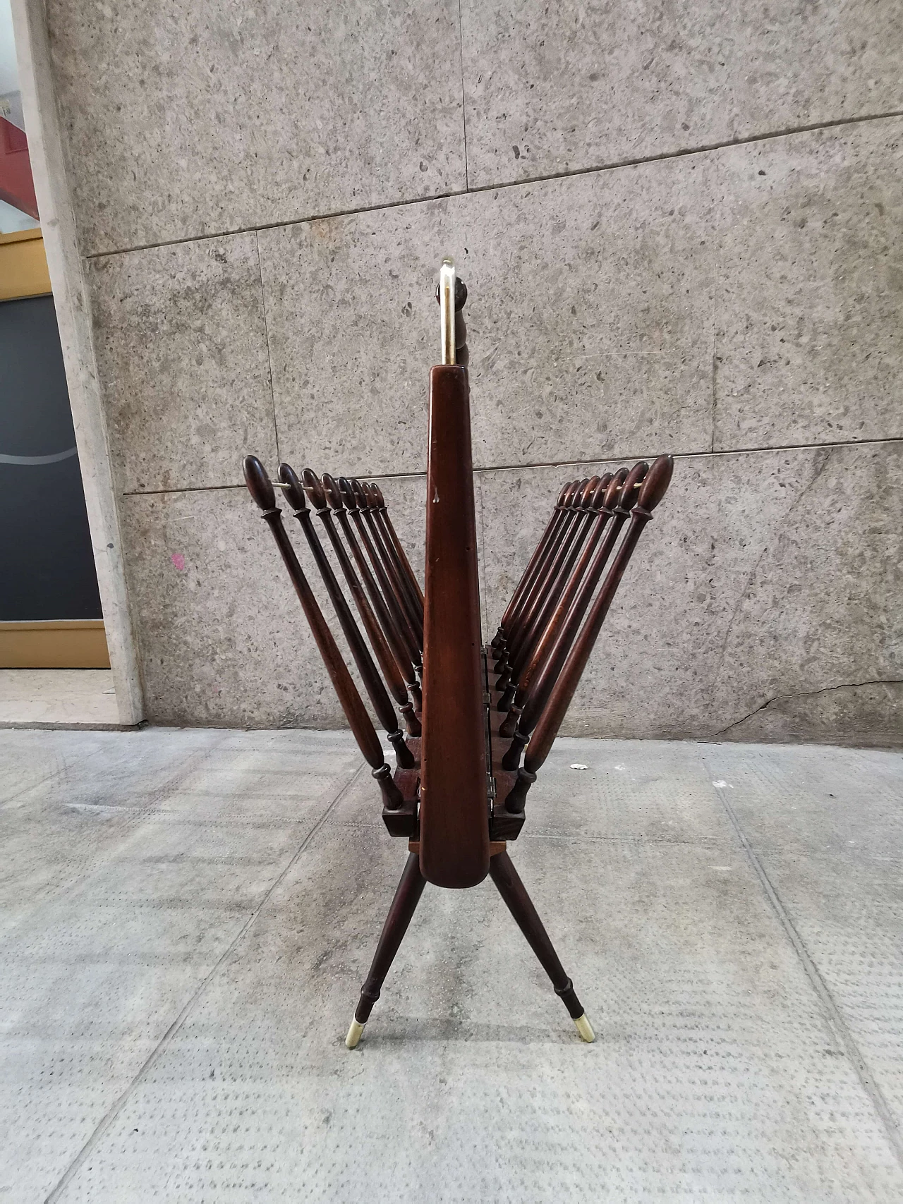Magazine rack in rosewood and brass, Cesare Lacca, 1950s 1079637
