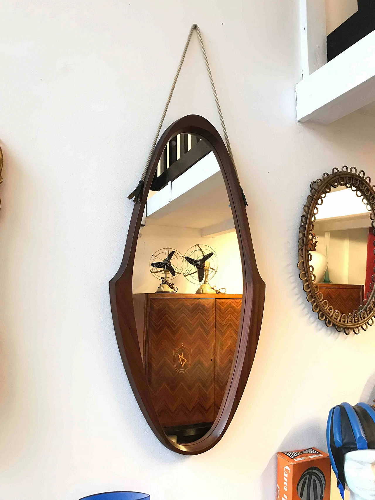 Specchio in legno, con nappa in pelle, anni '50 1079744