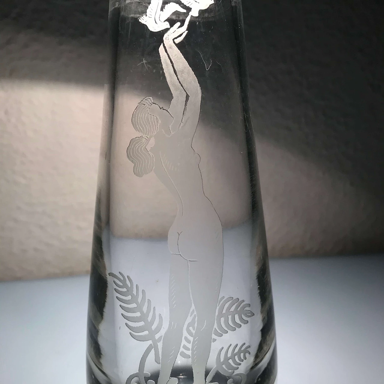 Vaso con figura di donna incisa, anni '50 1079986