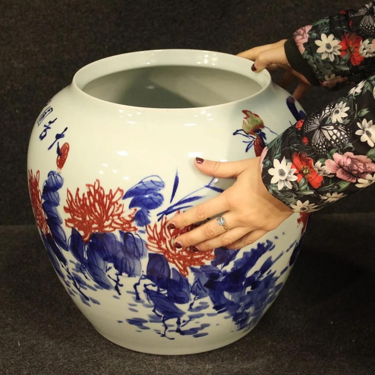 Chinese painted ceramic vase, Jingdezhen 1080136