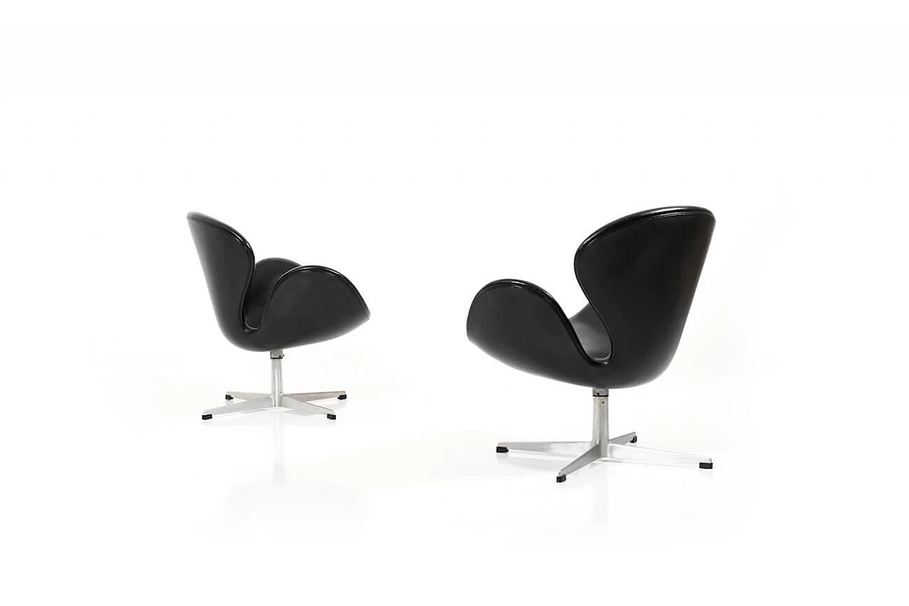 Coppia di Swan Chairs di Arne Jacobsen per Fritz Hansen, restaurate, 1963 1080360