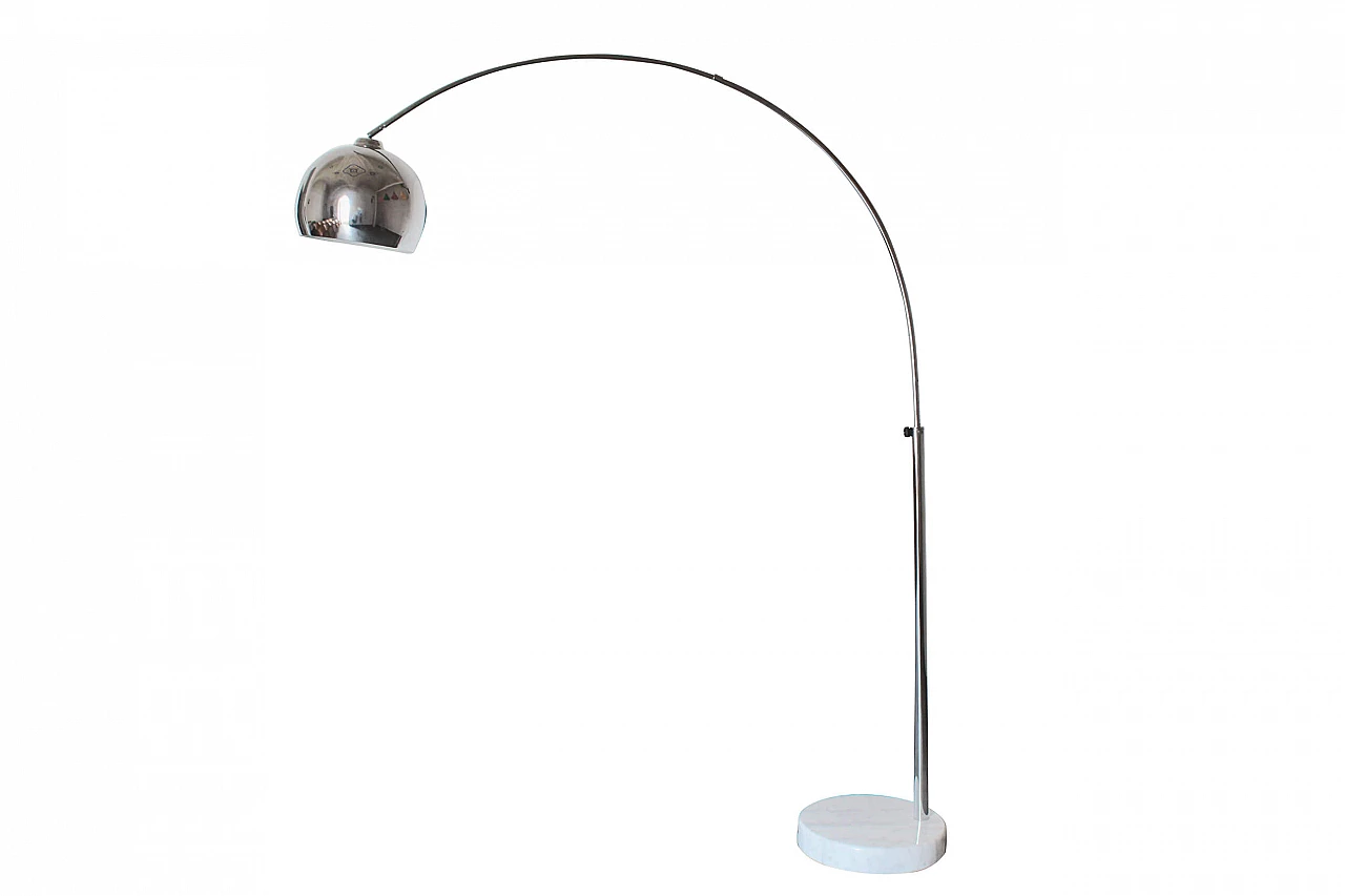 Lampada ad arco, in metallo con base in marmo, anni '70 1080613