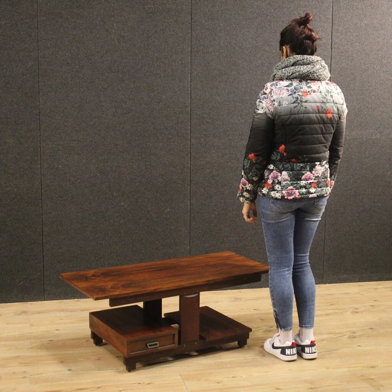 Tavolino in legno impiallacciato con cassetto, anni '70 1081739