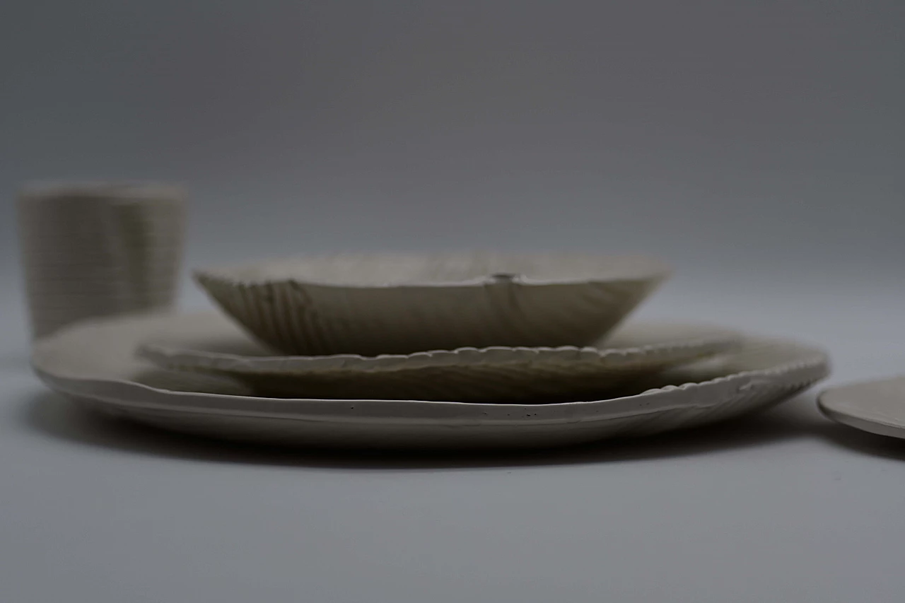 Piatto piano in ceramica smaltata bianca, produzione OVO 1082029