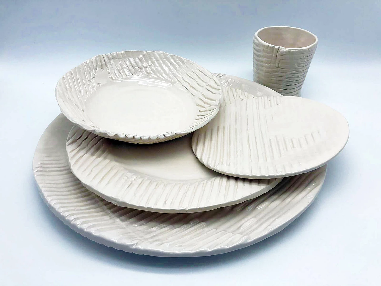 Piatto piano in ceramica smaltata bianca, produzione OVO 1082030