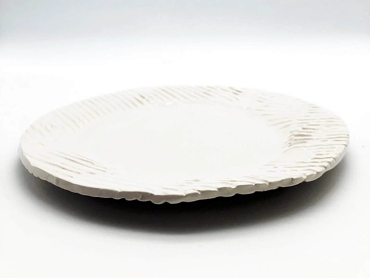 Piatto piano in ceramica smaltata bianca, produzione OVO 1082031