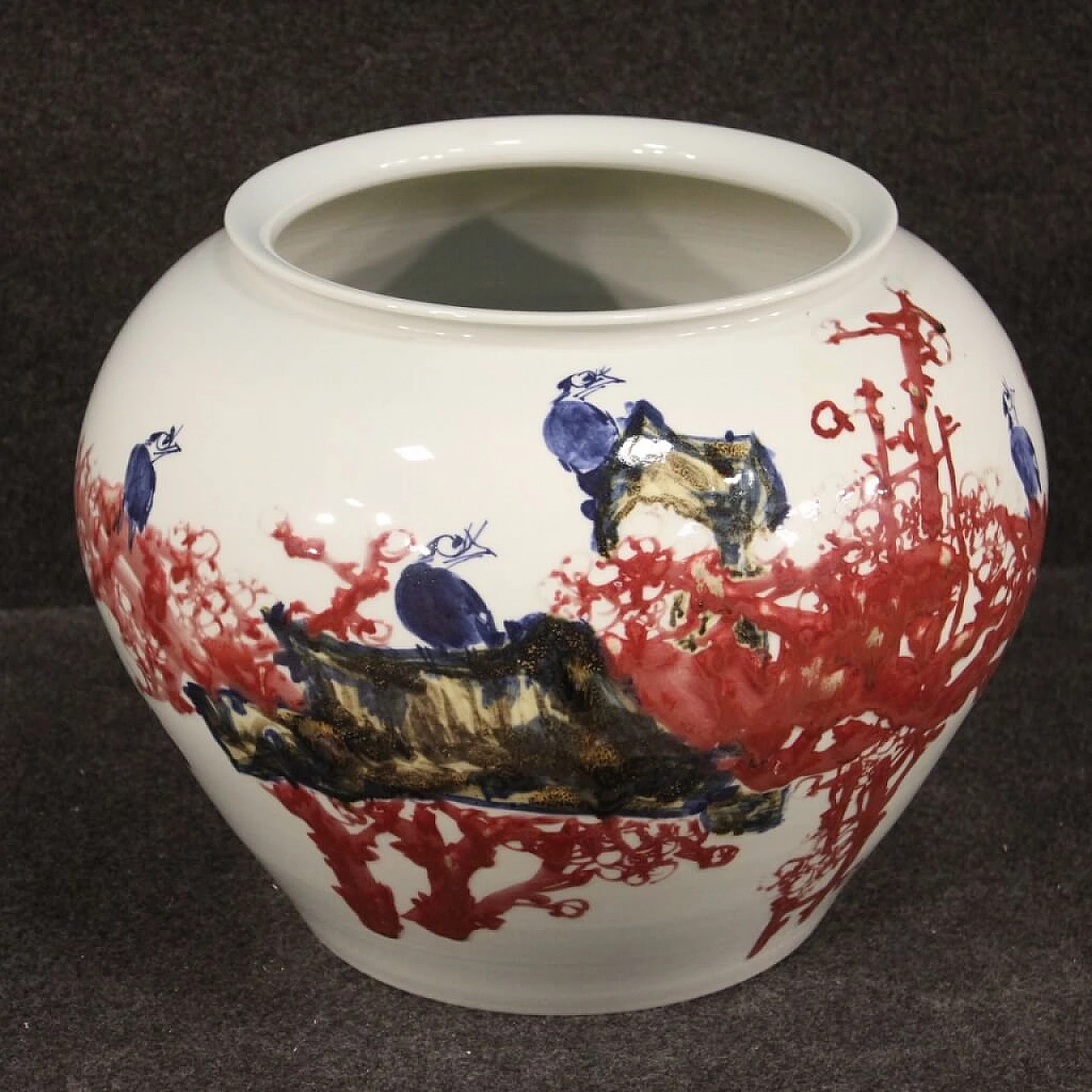 Vaso cinese in ceramica dipinta con fiori e animali, Jingdezhen 1082543