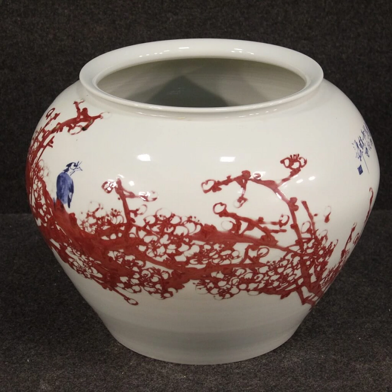 Vaso cinese in ceramica dipinta con fiori e animali, Jingdezhen 1082544