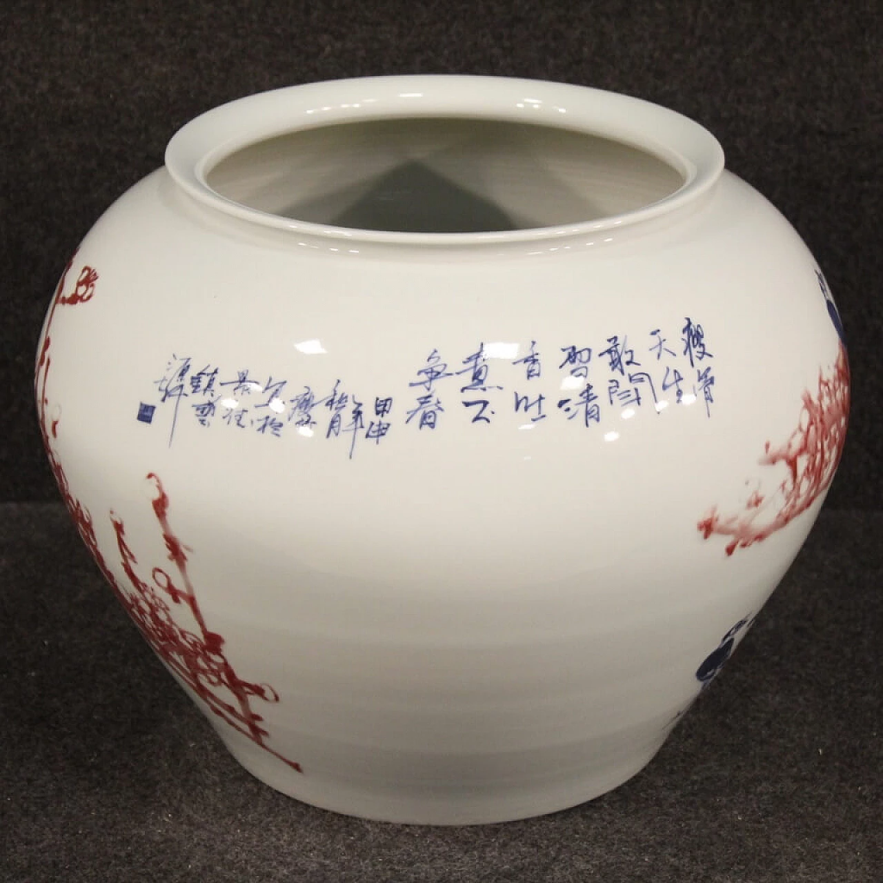 Vaso cinese in ceramica dipinta con fiori e animali, Jingdezhen 1082545