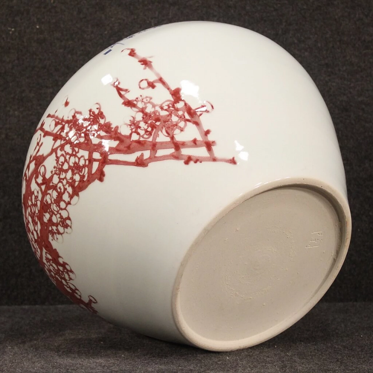 Vaso cinese in ceramica dipinta con fiori e animali, Jingdezhen 1082546