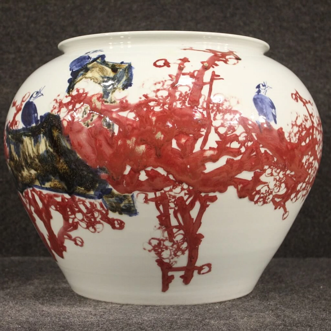 Vaso cinese in ceramica dipinta con fiori e animali, Jingdezhen 1082548