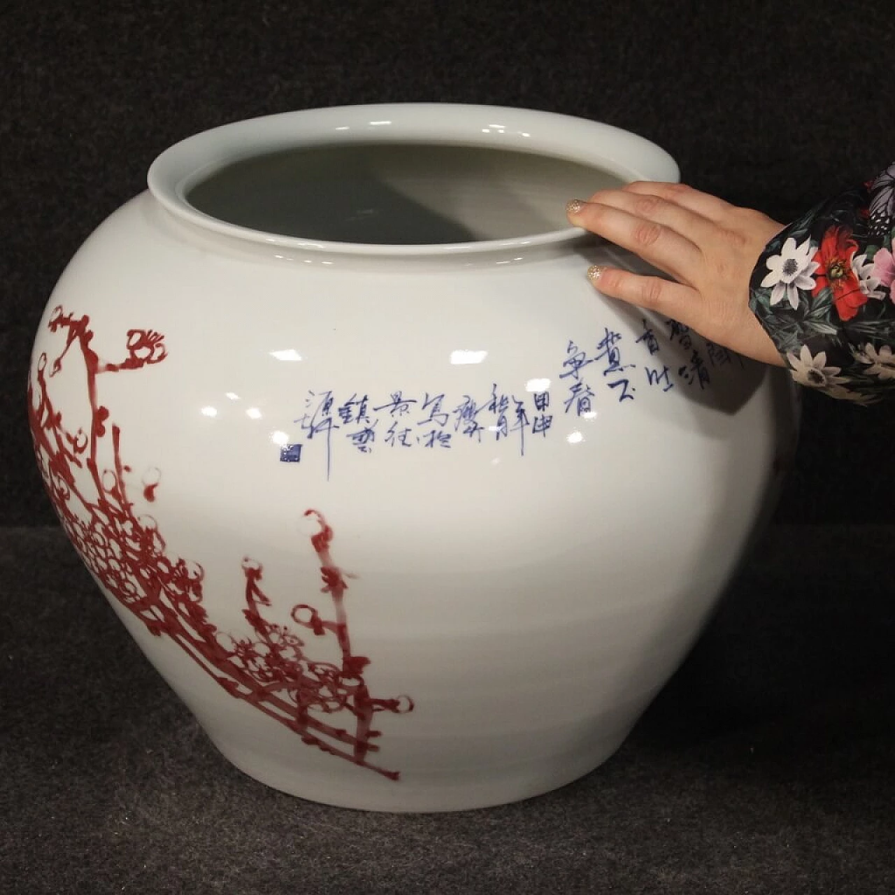 Vaso cinese in ceramica dipinta con fiori e animali, Jingdezhen 1082553