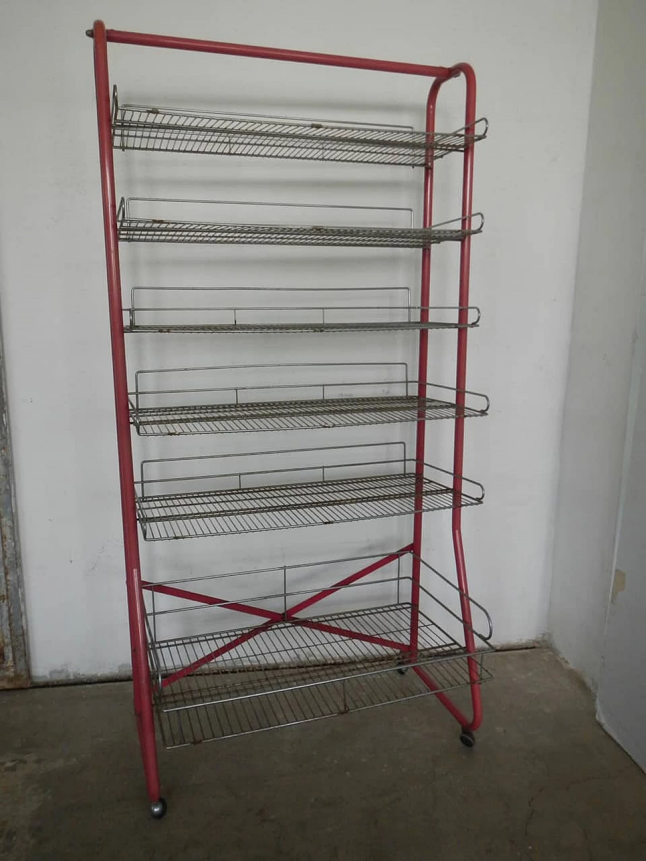 Vintage display shelf in red metal, Italy, 50s 1084186