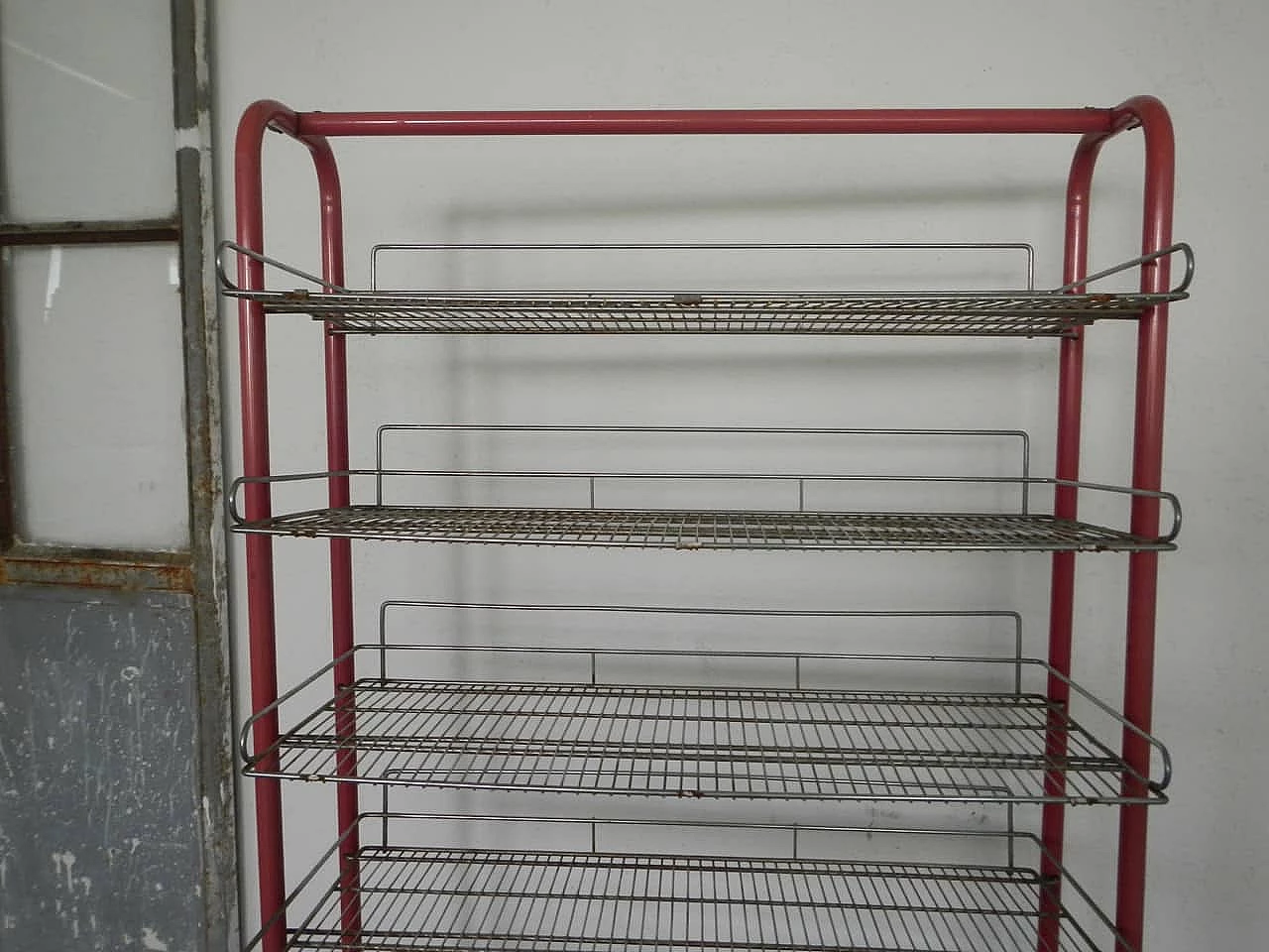 Vintage display shelf in red metal, Italy, 50s 1084192