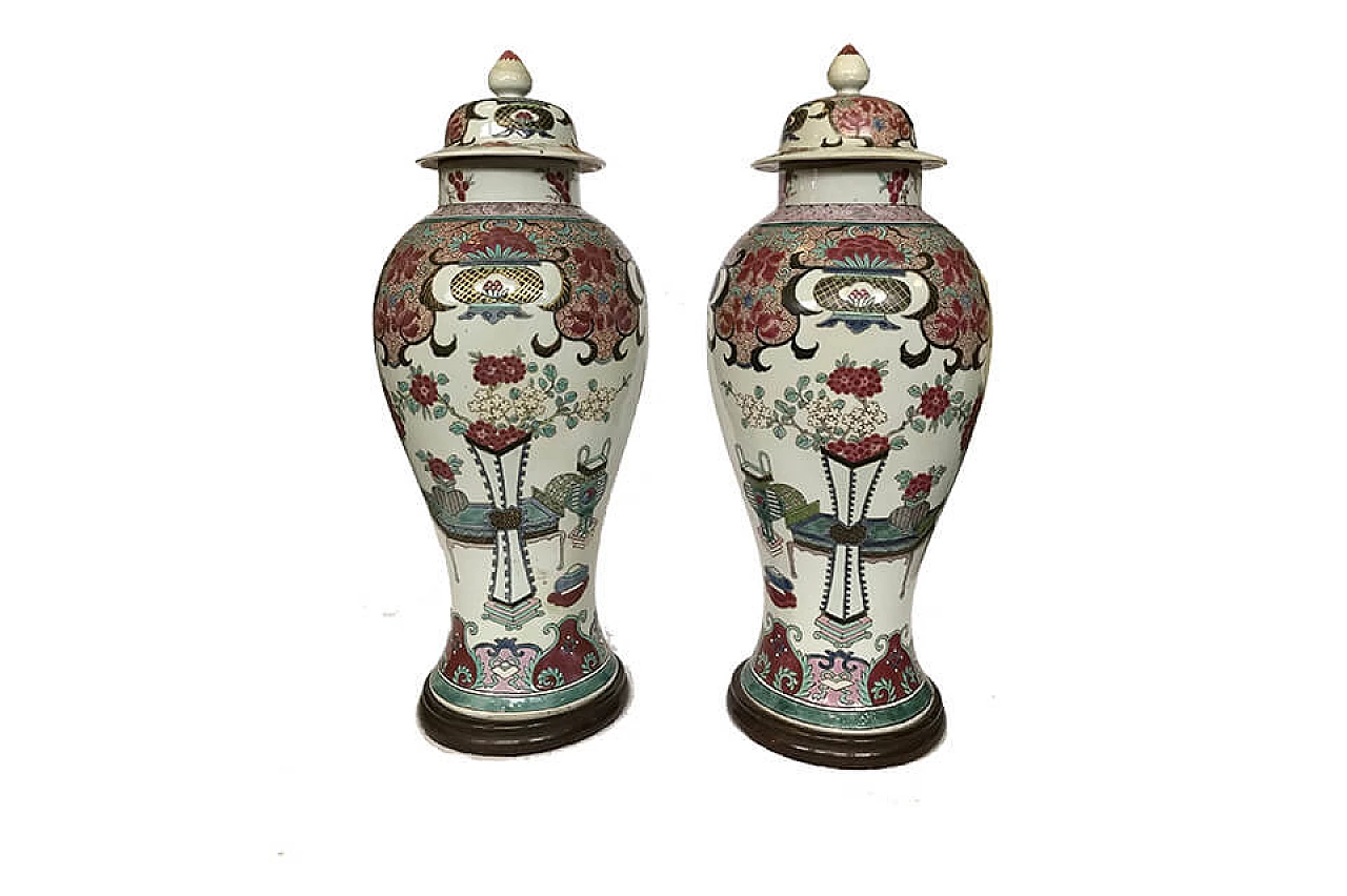Pair of potiches China with wooden base end 800 1