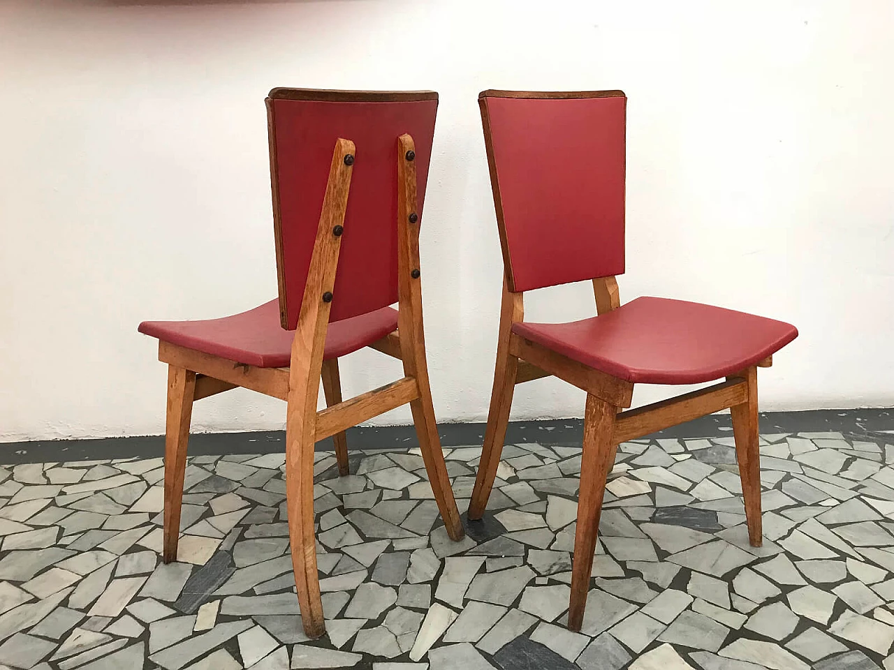 6 sedie in legno e skai rosso, anni '50 4