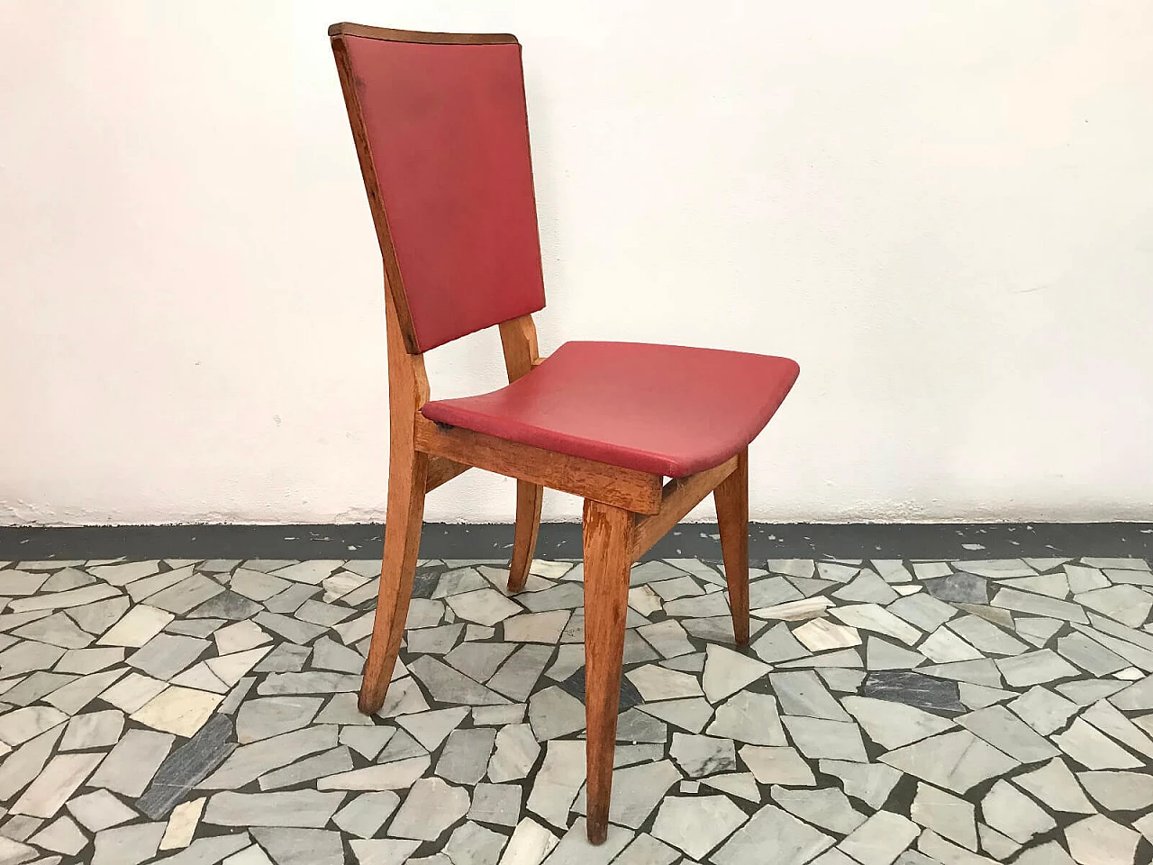 6 sedie in legno e skai rosso, anni '50 3