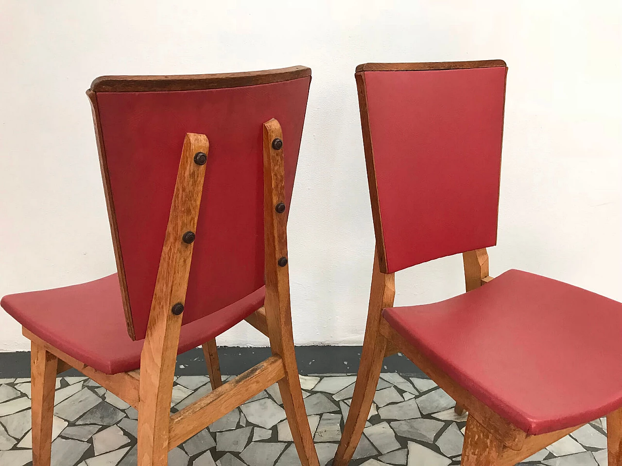 6 sedie in legno e skai rosso, anni '50 5