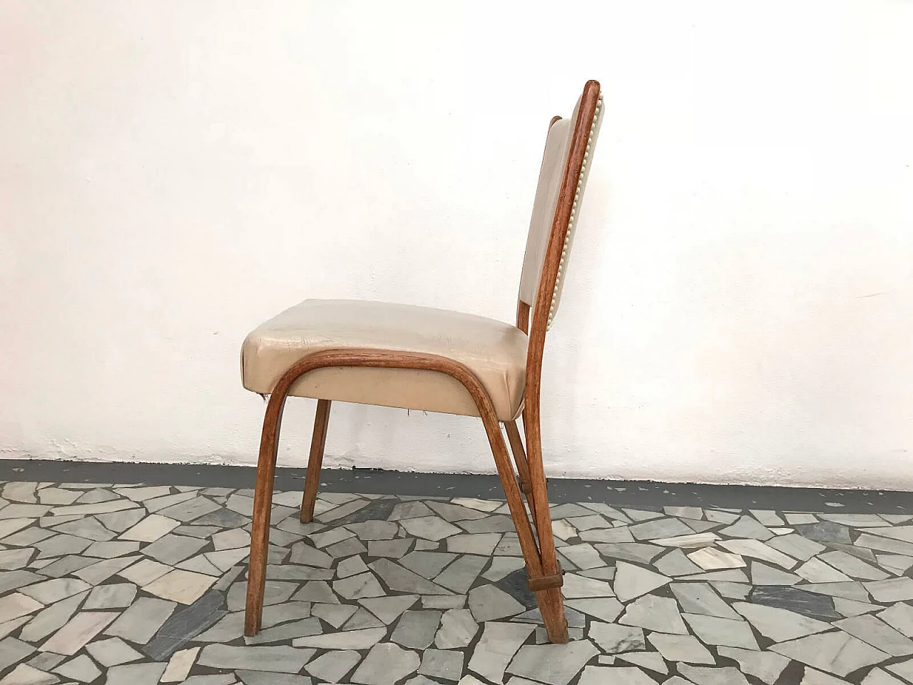 4 cream chairs, Bow-wood. 5