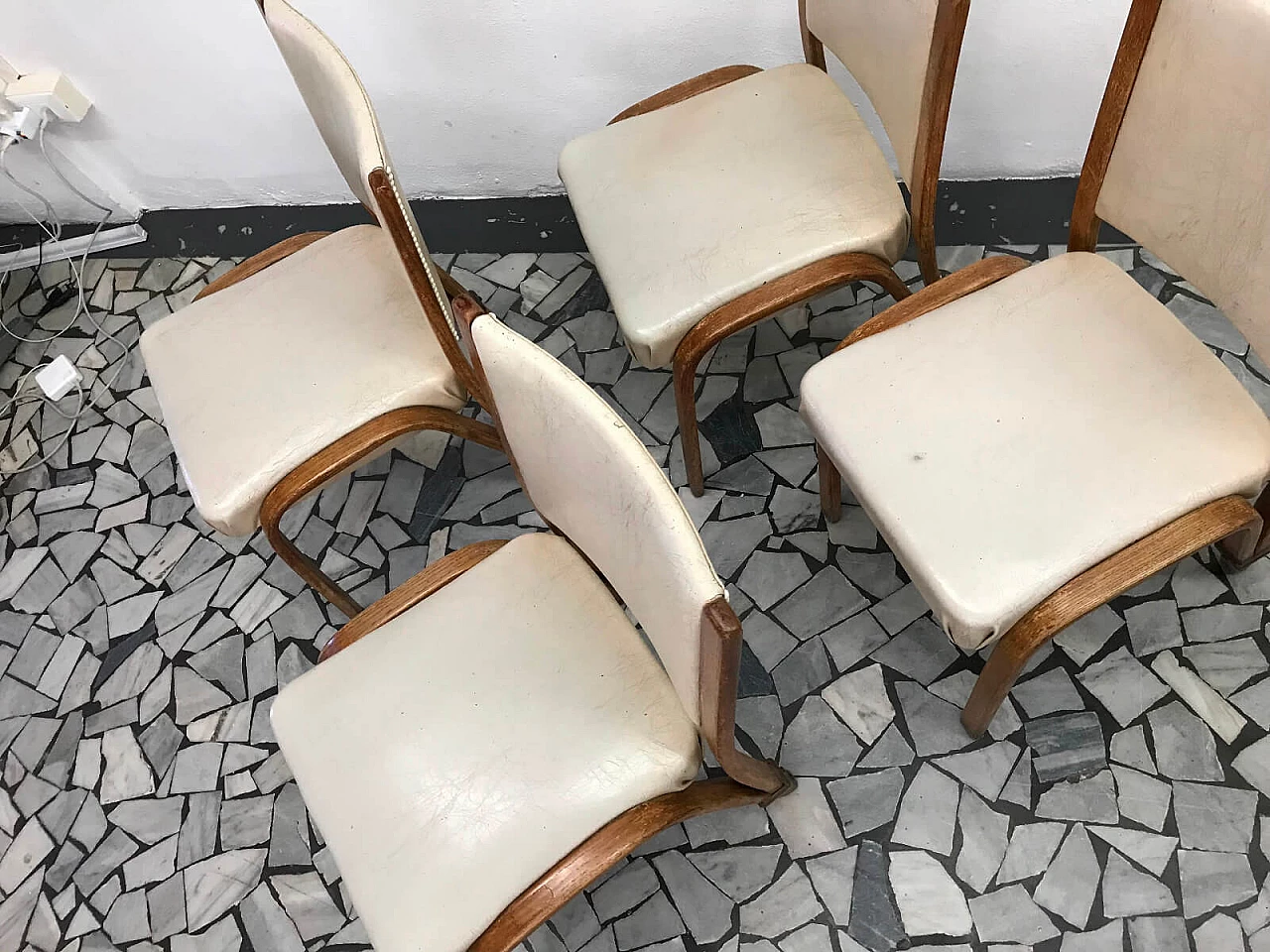4 cream chairs, Bow-wood. 6