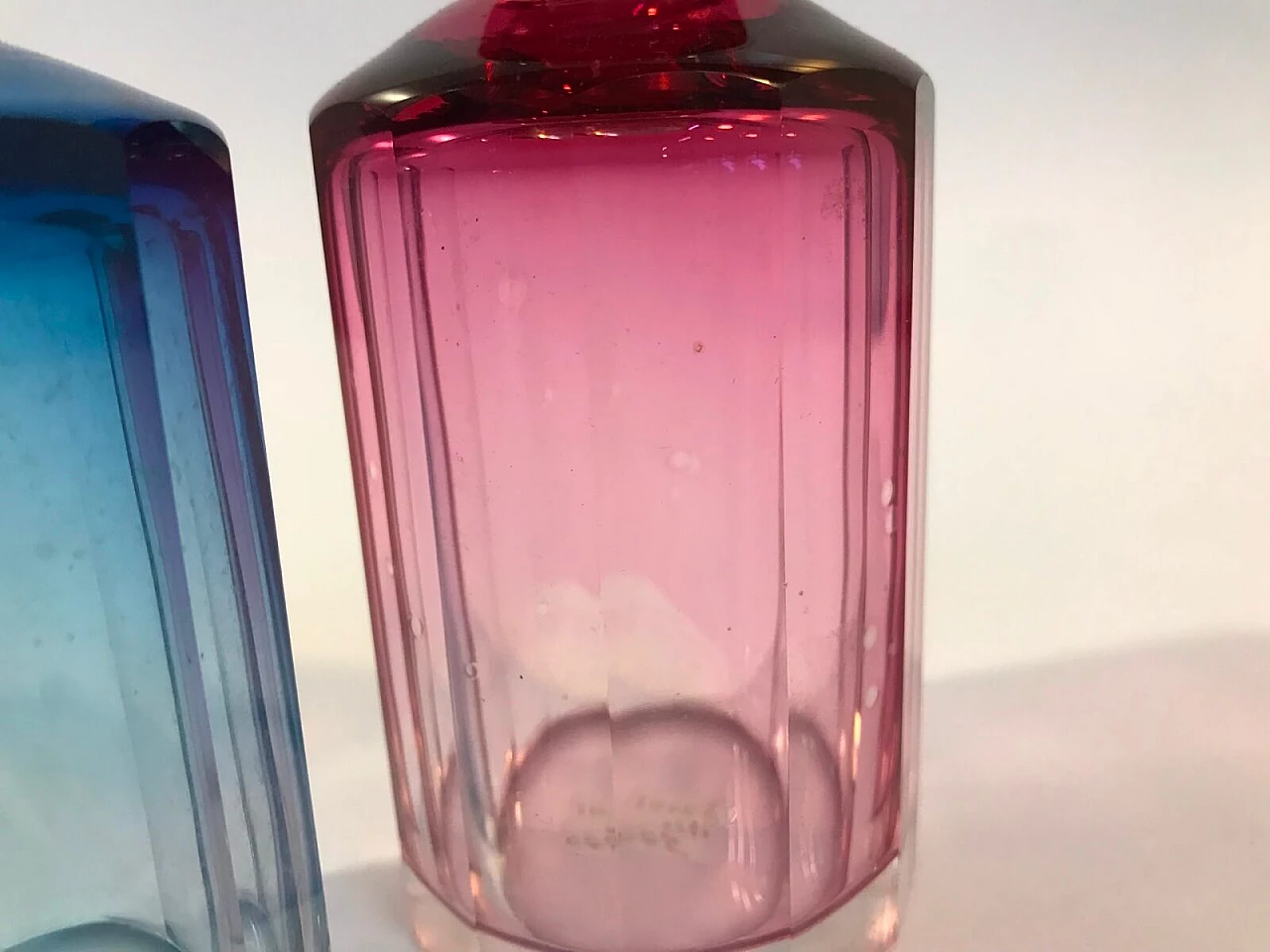 Coppia di boccette da profumo rosa e blu 4