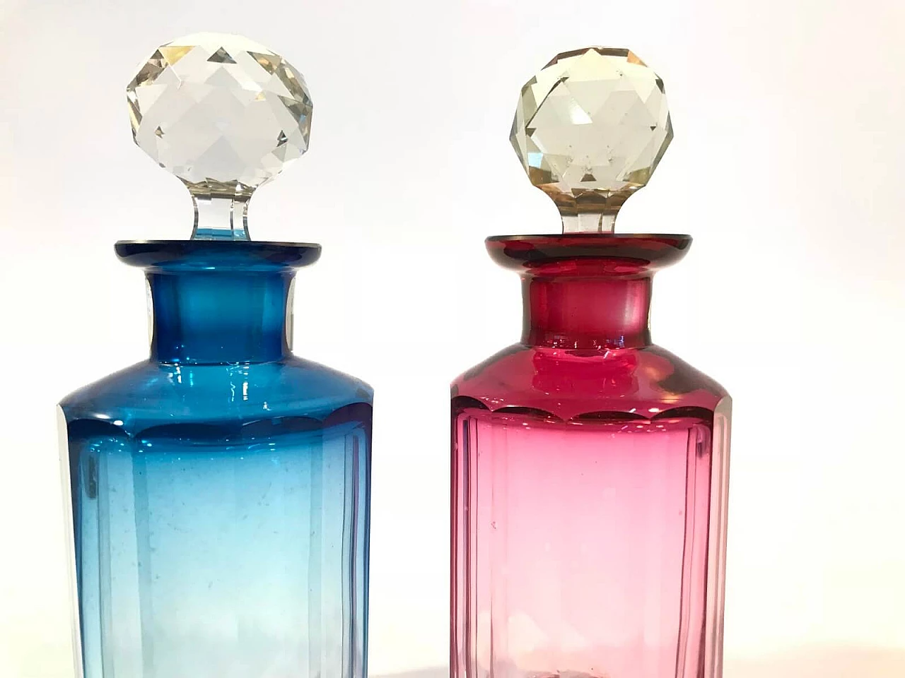Coppia di boccette da profumo rosa e blu 5