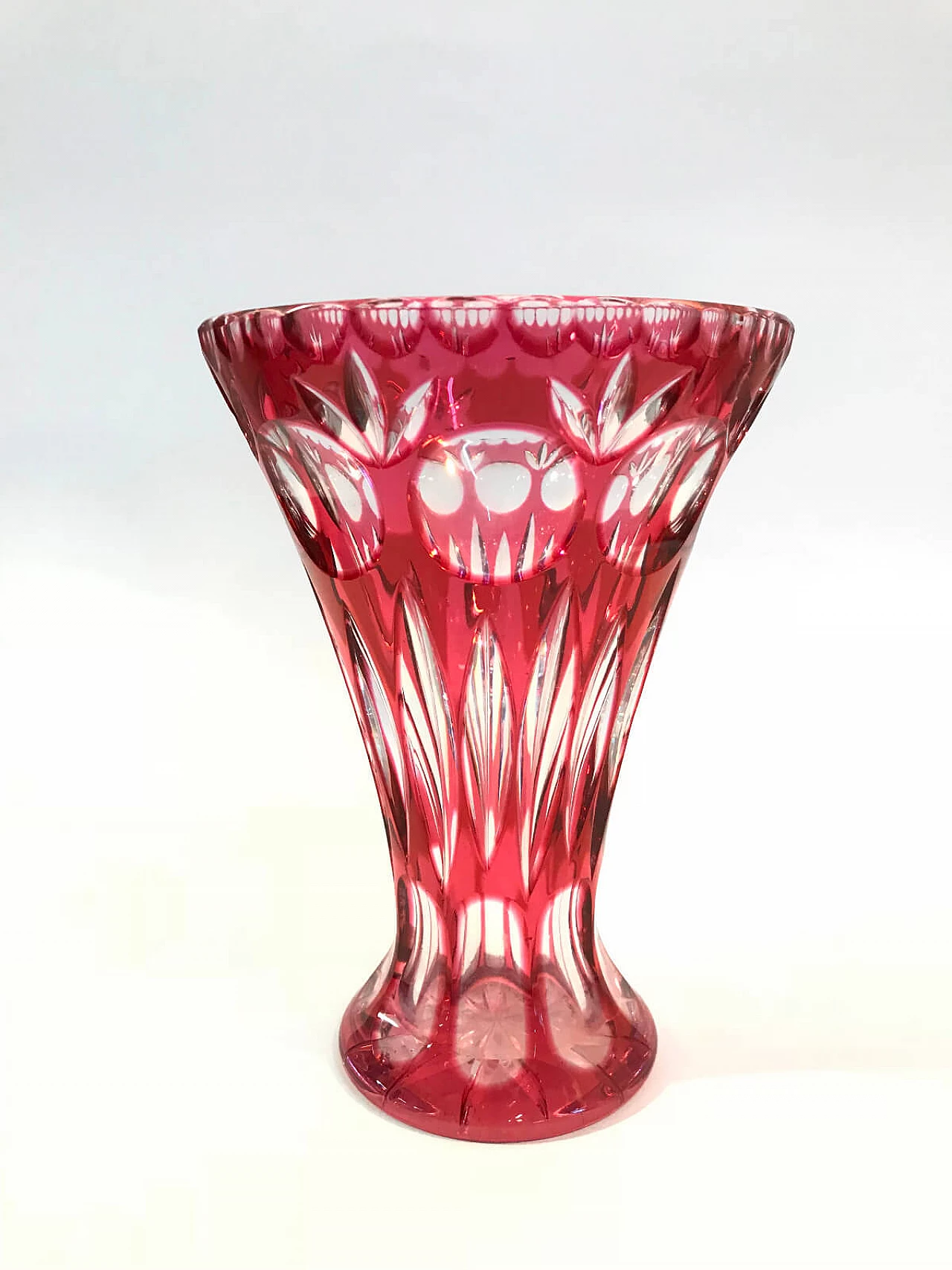 Vaso  in cristallo molato rosa, anni '60 2