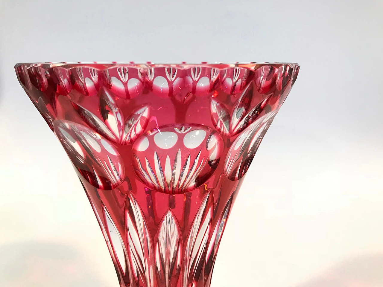 Vaso  in cristallo molato rosa, anni '60 5