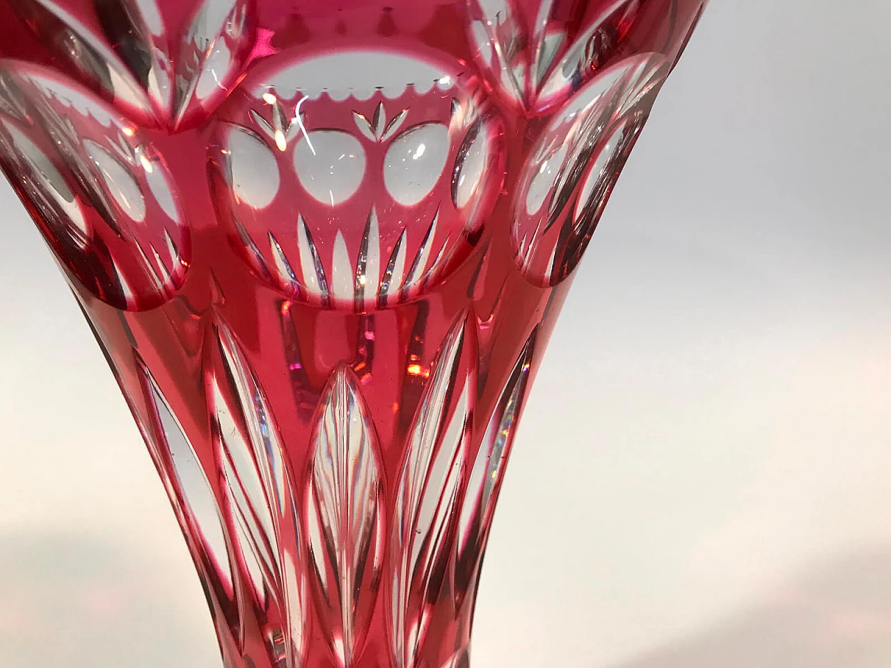 Vaso  in cristallo molato rosa, anni '60 4