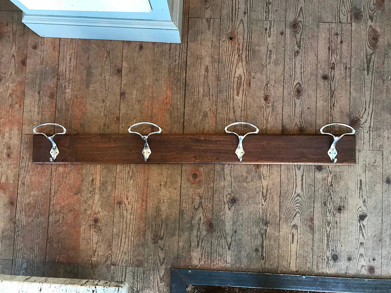 Appendiabiti a 4 ganci in legno e metallo 2
